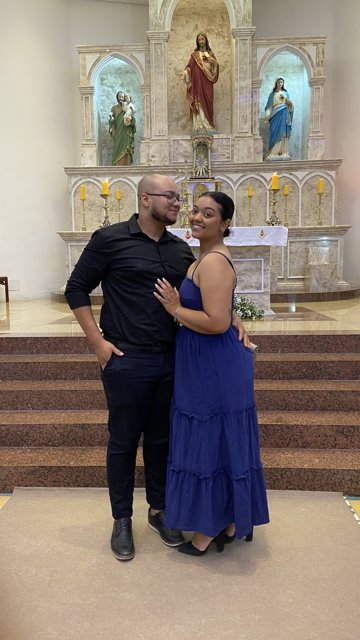 Ana e Arthur abraçados dentro da igreja.
